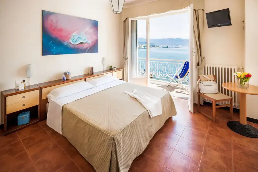 Camera Familiare con Vista Collina/Mare 1